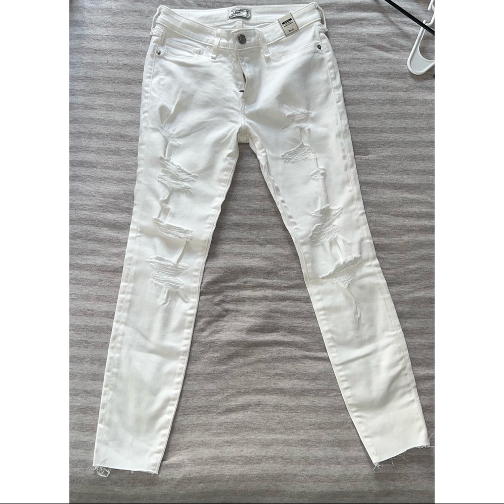 Abercrombie and Fitch White Harper Low Rise Super Skinny Jeans. Size 2S (26).